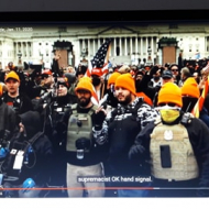 Velitelé jednotek Proud Boys USA v oranžových čepicích u Kongresu USA 6.1.2021 - neonacistické organizace