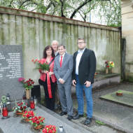 100. výročí založení komunistického hnutí v Československu si připomněly delegace KSČM a KSČ na Olšanských hřbitovech u hrobu významných komunistických osobností. Na snímku jsou zleva Marta Semelová, Viktor Pázler, Roman Blaško a Milan Krajča. 